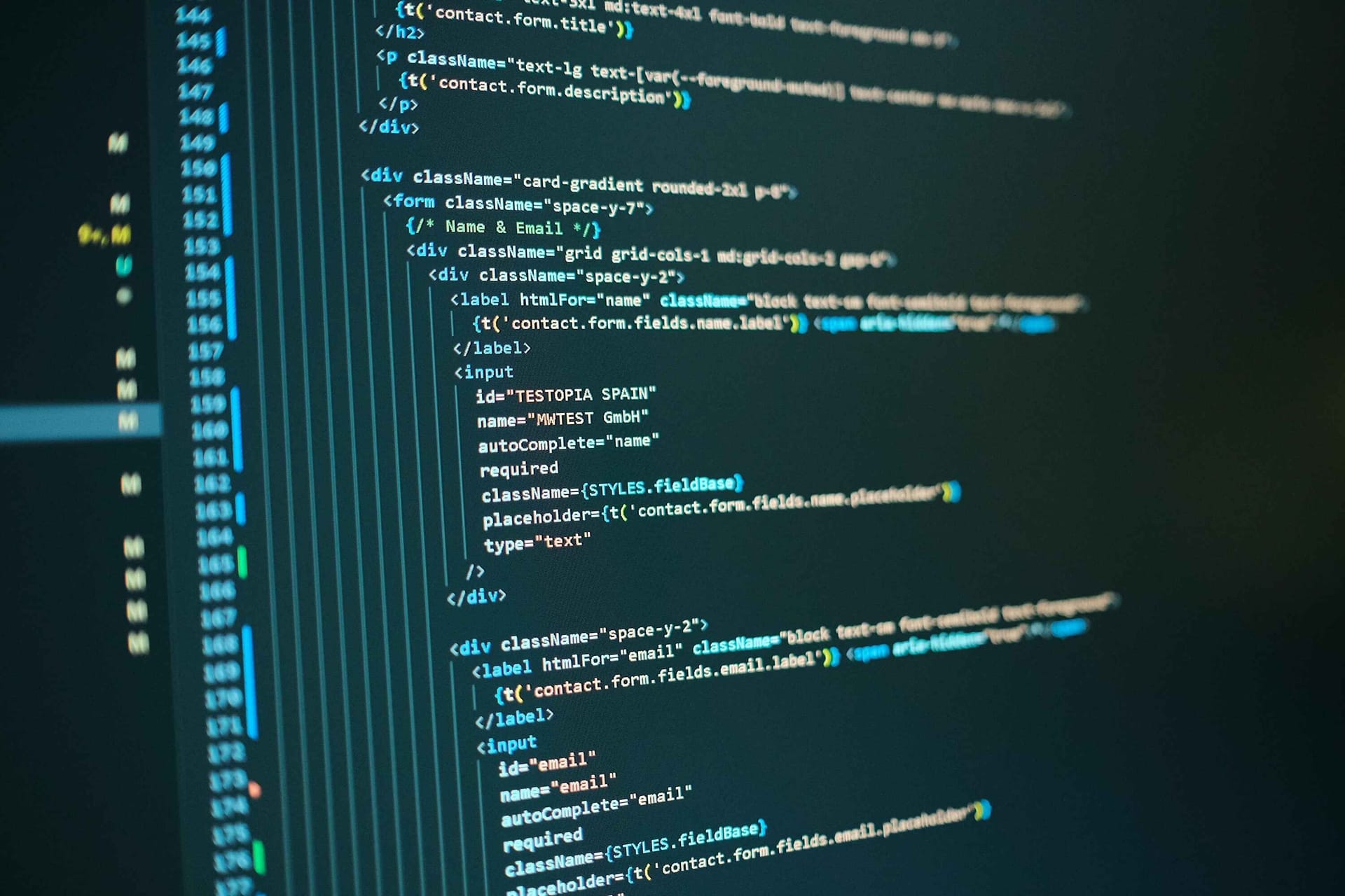 Código y trabajo de ingeniería en pantalla, imagen representativa de herramientas de IA a medida para empresas.