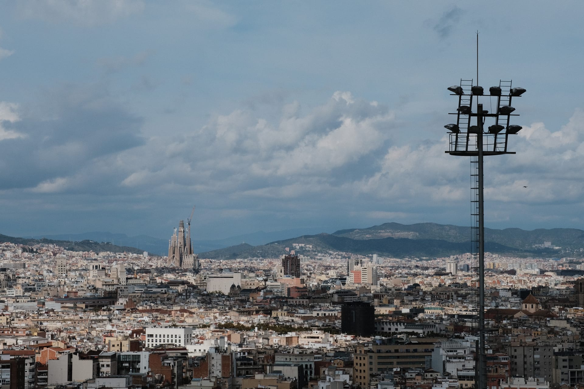 Barcelona mit Bergkulisse in der Dämmerung, Standort von TESTOPIA in Spanien